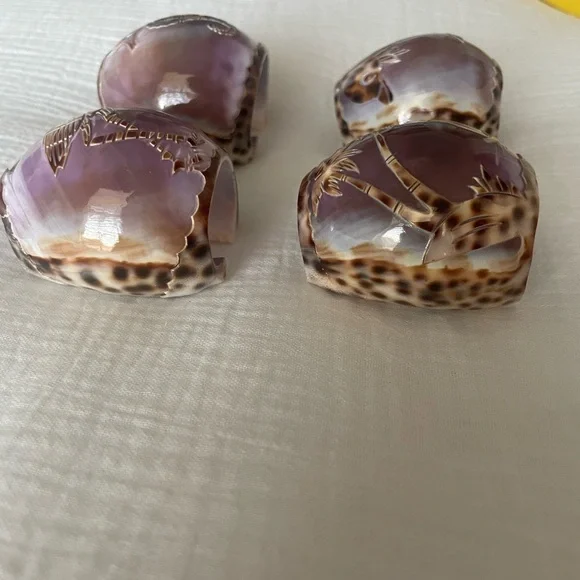 Unique Tiger Cowrie set of 4 napkin rings Palms, seahorse, dolphin and bird - Picture 8 of 11